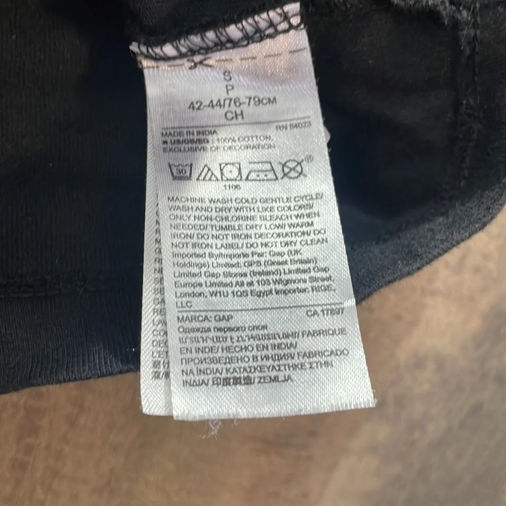 Gap tshirt - Picture 3 of 3